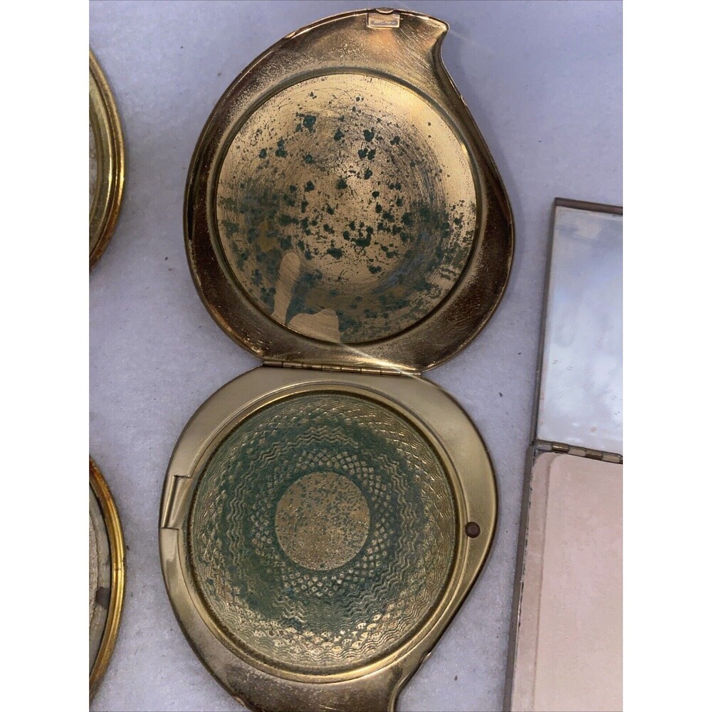 Vintage Compact Powder & Mirror Round Gold Tone Floral Heart Pilcher Make Up - Picture 7 of 8